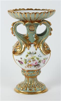 Vase mit Deckel in Form eines Schälchens, - Antiques and art