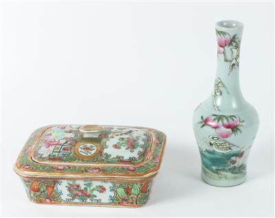 1 kleine Famille rose Vase mit Pfirsichen und Kranichen, Famille rose Seifenschale mit Tropftasse und Deckel, - Antiques