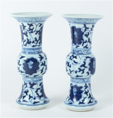 1 Paar blau-weiße Vasen, - Antiquariato