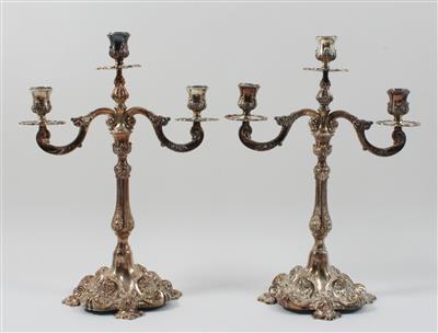 Paar dreiflammiger versilberte Kerzenleuchter, - Antiquitäten