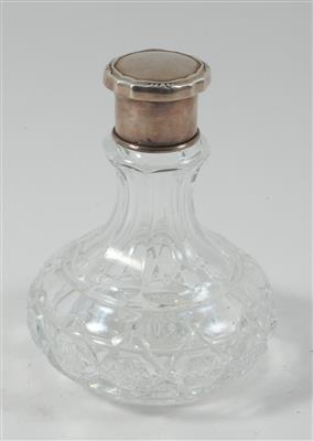 Wiener Glasflakon ohne Stöpsel mit Silbermontierung und Innenvergoldung, - Antiquariato