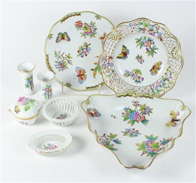 2 dreieckige Schalen, 7 + 1 Dessertteller, 2 Körbchen, 2 Miniturvasen, 1 kleine Herzdeckeldose, 1 Gitterteller - Antiques