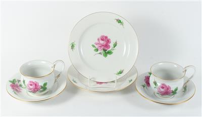 2 Kaffeetassen mit 2 Untertassen und 2 Dessertteller, - Antiques