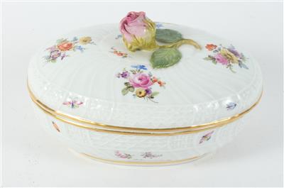 Ovale Zuckerdose mit Deckel und Rosenzweig als Knauf, - Tafelkultur