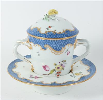 Deckelgefäß mit Trembleuseuntertasse, - Antiques