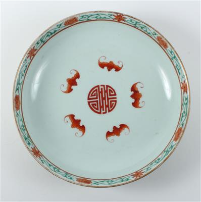 Flache Famille rose Schale, China, unterglasurblaue Qianlong Marke, 20. Jh., - Antiquitäten