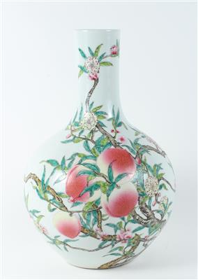 Famille rose "Nine Peaches" Vase, China, unterglasurblaue Marke Qianlong, 20. Jh. - Antiquitäten