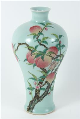 Famille rose "Nine Peaches" Vase mit seladonfarbenem Grund, China, unterglasurblaue Qianlong Marke, 20. Jh., - Antiquitäten