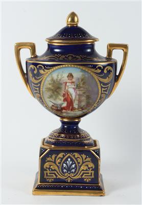 Sockelvase mit Deckel, - Porcelán