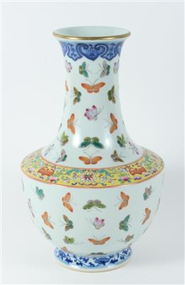 Famille rose Vase mit Schmetterlingsdekor, China, Sechszeichen Marke Qianlong im Doppelring, 20. Jh., - Antiques