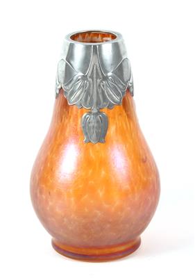 Böhmische Vase in floraler Zinnfassung, - Starožitnosti