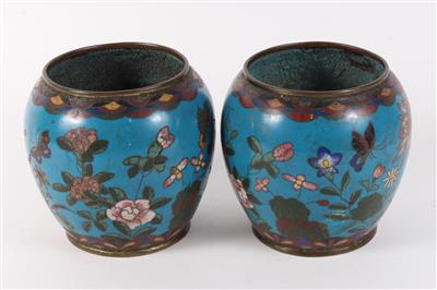 1 Paar Cloisonné Übertöpfe, - Asiatica and Islamic Art