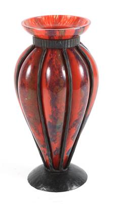 Französische Vase in Schmiedeeisenfassung, - Jugendstil und angewandte Kunst des 20. Jahrhunderts