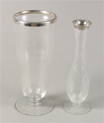 2 deutsche Glasvasen mit Silbermontierung, - Silberobjekte