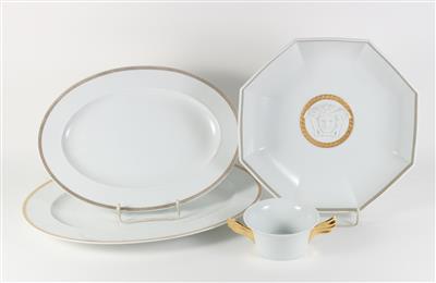 4 Bouillontassen ohne Untertassen, 2 ovale Platten, 1 achteckige Schüssel, - Tableware