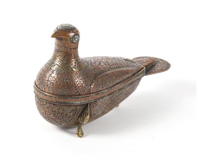Persien (Iran): Ein reizvolles Deckel-Gefäß in Form einer Taube. Aus Kupfer, - Asiatika und islamische Kunst