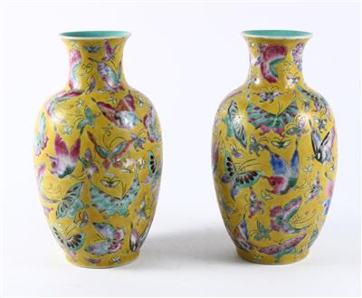 1 Paar Famille rose Vasen, China, unterglasurblaue Sechszeichen Marke Guangxu, 20. Jh., - Antiquitäten