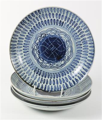 4 blau-weiße Teller, - Antiques