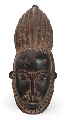 Baule, Elfenbeinküste: Eine schöne, weibliche Porträt-Maske, 'Mblo' oder 'Ndoma' genannt, mit hoher Frisur. - Starožitnosti