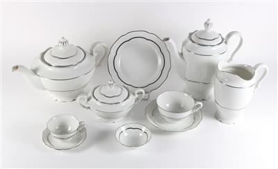 Speise- Tee- und Moccaservice, - Antiquitäten