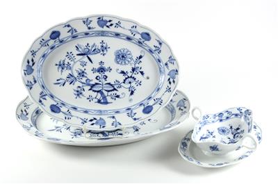 2 ovale Meissen Zwiebelmuster-Platten, 2 runde Platten, 1 flache runde Schüssel, 2 Saucieren mit fixem Untersatz - Antiquariato