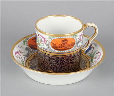 Außergewöhliche Tasse mit Untertasse, - Antiques