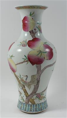 Famille rose "Nine Peaches" Vase, China, 20. Jh., - Antiquitäten