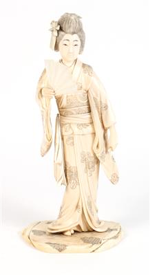 Okimono einer Dame mit Fächer, Japan, Meiji Periode, - Antiquariato