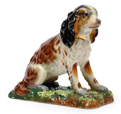 Sitzender Hund auf Wiesensockel, - Antiquitäten