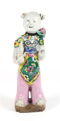 Famille rose Figur eines Knaben, - Antiques