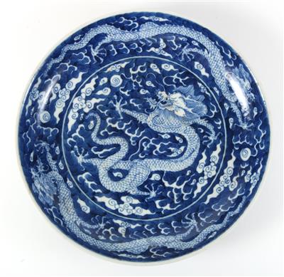 Blau-weißer Teller mit Drachendekor, - Antiquitäten