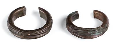 Konvolut (2 Stücke), Afrika, Ghana, Stamm: Aschanti: 2 Armreifen mit 'Chamäleon-Augen'. - Antiquariato