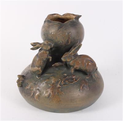 Jugendstil Vase mit zwei Hasen, - Antiquitäten
