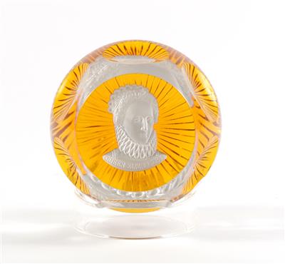 "Queen Elisabeth" Baccarat- Briefbeschwerer und Schrägsockel, - Antiquariato