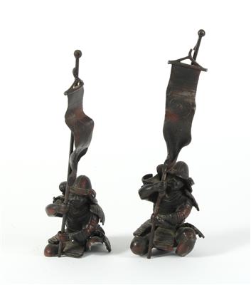 2 kniende Samurai mit Banner - Antiquariato