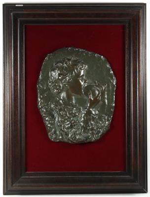 Bronzerelief eines Kindes in einen Apfel beißend, - Starožitnosti