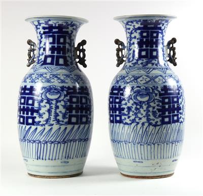 1 Paar blau-weiße Vasen, - Starožitnosti