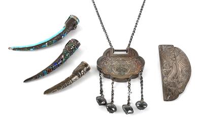 Konvolut asiatischer Silbergegenstände: 1 Glücksamulett, 1 Kamm, 3 Fingernagelschoner, - Antiques