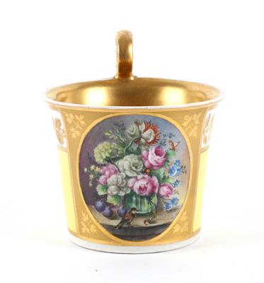 Tasse mit Blumenbukett in Vase und sitzendem Vogel, - Antiques