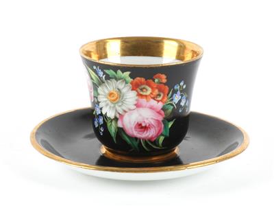 Tasse mit Blumenbukett und Untertasse mit schwarzem Fond, - Antiques