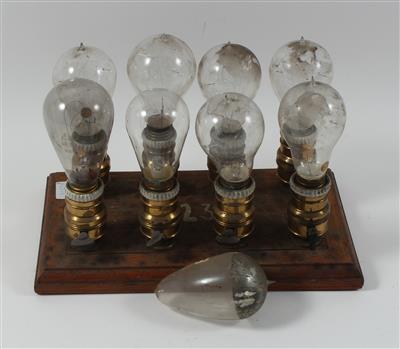 Acht Glühbirnen - Antiquitäten