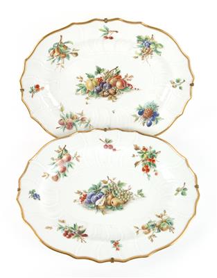 Paar ovale Platten mit verschiedenen Früchtebemalungen, - Starožitnosti