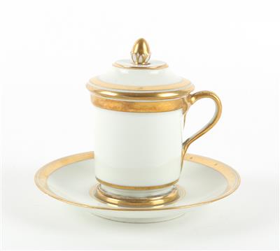 Deckeltasse mit Untertasse, - Antiques