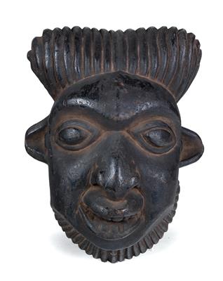 Kom (oder Bekom), Kamerun-Grasland: Eine schwarze Aufsatz-Maske der 'Juju-Tänzer' aus NW-Kamerun. - Antiquariato