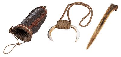 Konvolut (3 Stücke), Neuguinea, Stamm: Kukukuku: Ein Brustschmuck, ein Sago-Schaber und ein Penis-Futteral. - Antiques