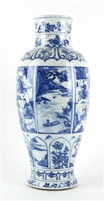 Blau-weiße Vase, China, Kangxi Periode, Bodenmarke unterglasurblaue Blume im Doppelring - Asiatika