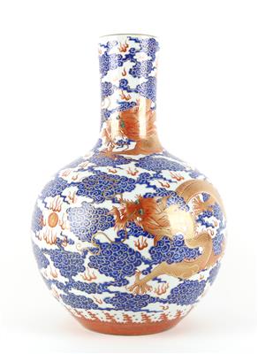 Vase mit Drachendekor, - Asiatica