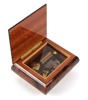 Musikspielwerk in bauchiger Wurzelholzkassette - Uhren und historische wissenschaftliche Instrumente