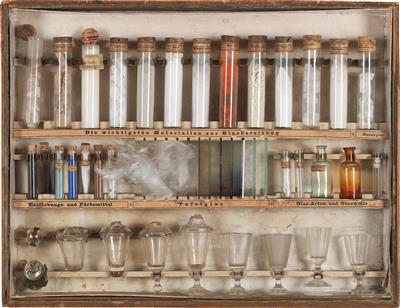 Schaukasten zur Herstellung von Glas - Náramkové a historické vědecké přístroje