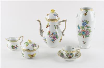 1 Mokkakanne mit Deckel, 1 Gießer, 1 Zuckerdose mit Deckel, 6 Mokkatassen mit Untertassen, 1 Vase, - Antiques